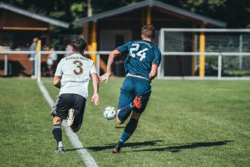 3-0！神锋两场连轰3脚世界波 13.1亿豪门5轮4胜 争冠形势再生变（配图示意）